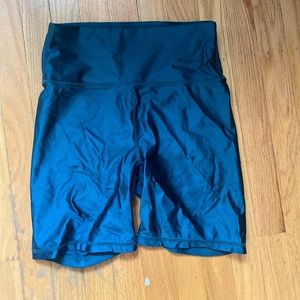 Women's Fabletics High Waisted Shine Shorts 6"
